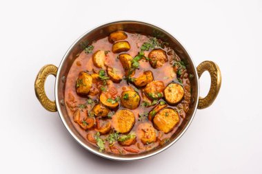 Kızarmış taro köklerini karıştır. Arbi ki sabji, ghuiya masala curry Sabzi veya arvi dum Masala. Kişniş ile süslenmiş