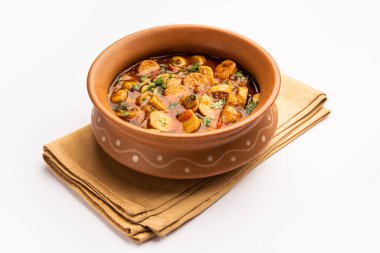 Kızarmış taro köklerini karıştır. Arbi ki sabji, ghuiya masala curry Sabzi veya arvi dum Masala. Kişniş ile süslenmiş