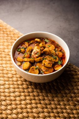 Kızarmış taro köklerini karıştır. Arbi ki sabji, ghuiya masala curry Sabzi veya arvi dum Masala. Kişniş ile süslenmiş