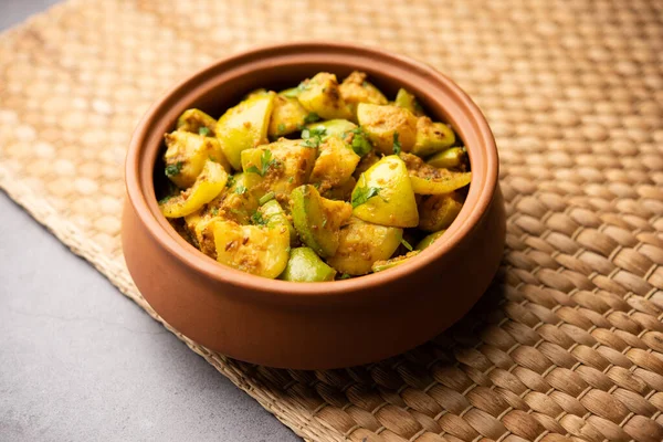 Hint usulü Tinda veya Tinde ki Sabzi Hint kabağı, yuvarlak kavun, Hint yuvarlak kabağı veya Hint bebek kabağı, doldurulmuş, karıştırılmış kuru veya köri tarifi olarak da bilinir.