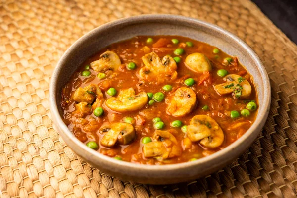 Mushroom Pea Curry Roasted Garlic Indian Food Served Bowl — Stok fotoğraf