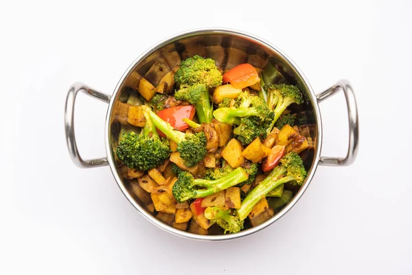 Indian Style Broccoli Aloo Poriyal South Indian Broccoli Potato Stir — Zdjęcie stockowe