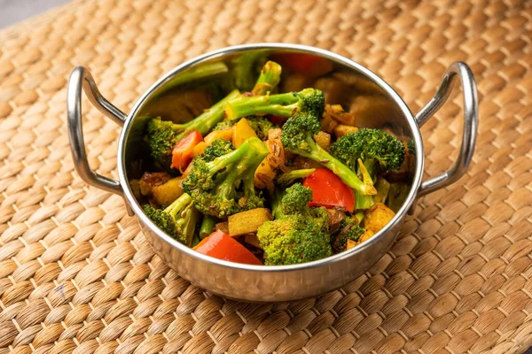 Indian Style Broccoli Aloo Poriyal South Indian Broccoli Potato Stir — Zdjęcie stockowe