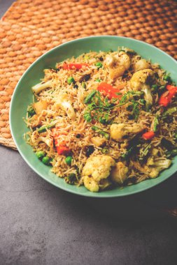 Tahri, tehri, tehiri veya tahari, karışık sebze ve pirinç kullanarak yapılan bir Hint tenceresidir.