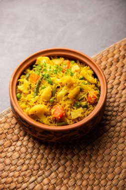 Tahri, tehri, tehiri veya tahari, karışık sebze ve pirinç kullanarak yapılan bir Hint tenceresidir.