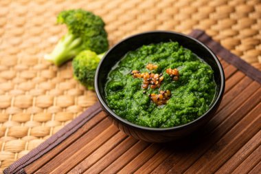 Taze brokoli turşusu ya da macun, kasede çiğ püre.