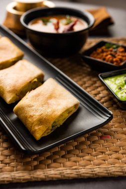 Cut Masala dosa, Güney Hindistan 'da sambhar ve hindistan cevizi turşusuyla servis edilen bir yemektir..