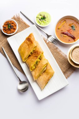 Cut Masala dosa, Güney Hindistan 'da sambhar ve hindistan cevizi turşusuyla servis edilen bir yemektir..