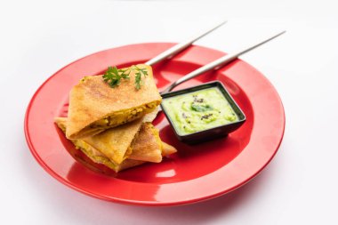 Cut Masala dosa, Güney Hindistan 'da sambhar ve hindistan cevizi turşusuyla servis edilen bir yemektir..