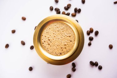 Geleneksel pirinç ya da paslanmaz çelik bardakta servis edilen Güney Hindistan Filtresi kahvesi