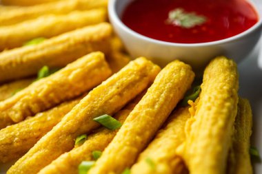 Kızarmış mısır pakoda, pakora veya ketçaplı bebek mısır böreği, Hint yemeği.