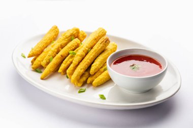 Kızarmış mısır pakoda, pakora veya ketçaplı bebek mısır böreği, Hint yemeği.