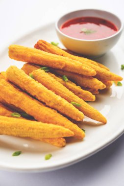 Kızarmış mısır pakoda, pakora veya ketçaplı bebek mısır böreği, Hint yemeği.
