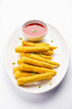 Kızarmış mısır pakoda, pakora veya ketçaplı bebek mısır böreği, Hint yemeği.