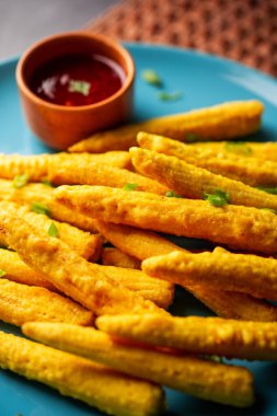 Kızarmış mısır pakoda, pakora veya ketçaplı bebek mısır böreği, Hint yemeği.
