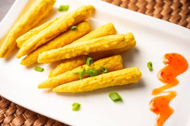 Kızarmış mısır pakoda, pakora veya ketçaplı bebek mısır böreği, Hint yemeği.