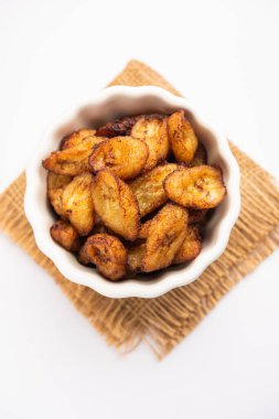 Kızarmış muz dilimleri ya da kase içinde kızarmış cips.
