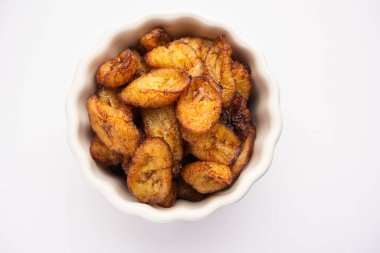 Kızarmış muz dilimleri ya da kase içinde kızarmış cips.