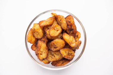 Kızarmış muz dilimleri ya da kase içinde kızarmış cips.