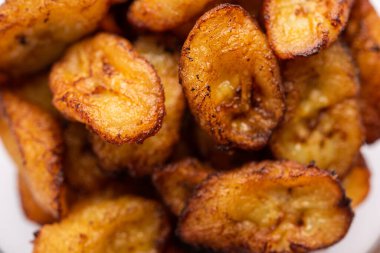 Kızarmış muz dilimleri ya da kase içinde kızarmış cips.