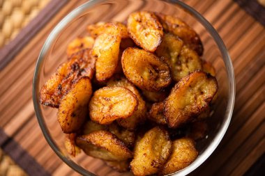Kızarmış muz dilimleri ya da kase içinde kızarmış cips.