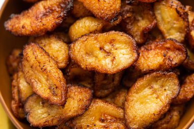 Kızarmış muz dilimleri ya da kase içinde kızarmış cips.