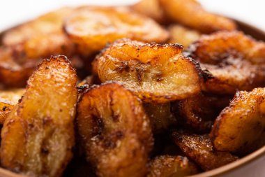Kızarmış muz dilimleri ya da kase içinde kızarmış cips.