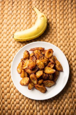 Kızarmış muz dilimleri ya da kase içinde kızarmış cips.