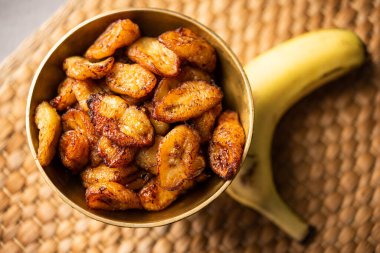 Kızarmış muz dilimleri ya da kase içinde kızarmış cips.
