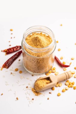 Güney Hindistan kahvaltısı için Idli Podi veya baharat tozu.