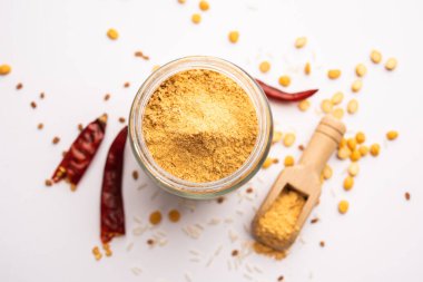 Güney Hindistan kahvaltısı için Idli Podi veya baharat tozu.