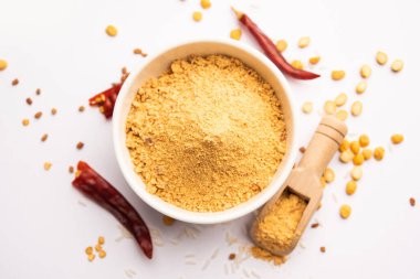 Güney Hindistan kahvaltısı için Idli Podi veya baharat tozu.