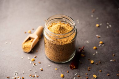 Güney Hindistan kahvaltısı için Idli Podi veya baharat tozu.