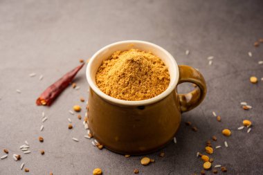 Güney Hindistan kahvaltısı için Idli Podi veya baharat tozu.