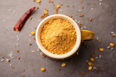 Güney Hindistan kahvaltısı için Idli Podi veya baharat tozu.