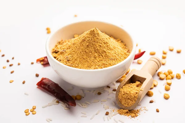 Güney Hindistan kahvaltısı için Idli Podi veya baharat tozu.