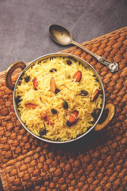 Kaşmir tatlı modur pulao şekerle pişirilmiş pirinç, safran ve kuru meyvelerle tatlandırılmış su.