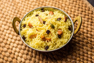 Kaşmir tatlı modur pulao şekerle pişirilmiş pirinç, safran ve kuru meyvelerle tatlandırılmış su.