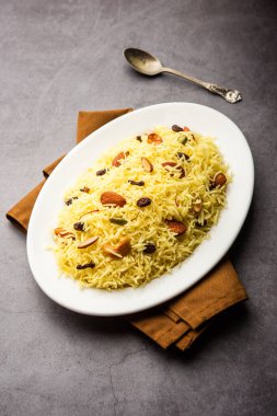 Kaşmir tatlı modur pulao şekerle pişirilmiş pirinç, safran ve kuru meyvelerle tatlandırılmış su.