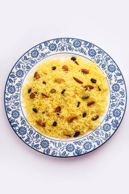 Kaşmir tatlı modur pulao şekerle pişirilmiş pirinç, safran ve kuru meyvelerle tatlandırılmış su.