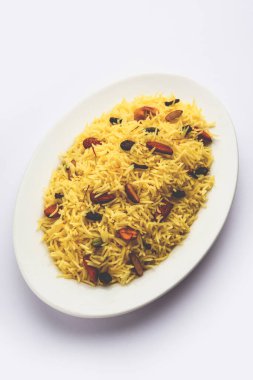 Kaşmir tatlı modur pulao şekerle pişirilmiş pirinç, safran ve kuru meyvelerle tatlandırılmış su.