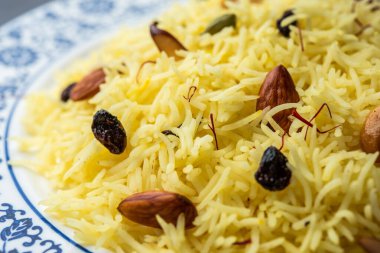 Kaşmir tatlı modur pulao şekerle pişirilmiş pirinç, safran ve kuru meyvelerle tatlandırılmış su.