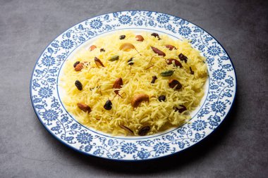 Kaşmir tatlı modur pulao şekerle pişirilmiş pirinç, safran ve kuru meyvelerle tatlandırılmış su.