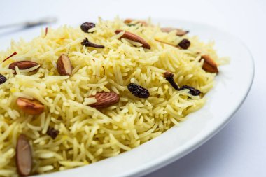 Kaşmir tatlı modur pulao şekerle pişirilmiş pirinç, safran ve kuru meyvelerle tatlandırılmış su.