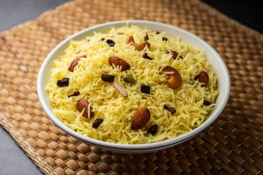 Kaşmir tatlı modur pulao şekerle pişirilmiş pirinç, safran ve kuru meyvelerle tatlandırılmış su.