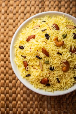 Kaşmir tatlı modur pulao şekerle pişirilmiş pirinç, safran ve kuru meyvelerle tatlandırılmış su.