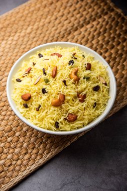 Kaşmir tatlı modur pulao şekerle pişirilmiş pirinç, safran ve kuru meyvelerle tatlandırılmış su.