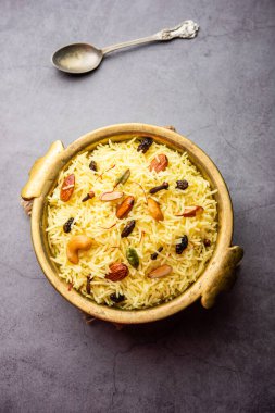 Kaşmir tatlı modur pulao şekerle pişirilmiş pirinç, safran ve kuru meyvelerle tatlandırılmış su.