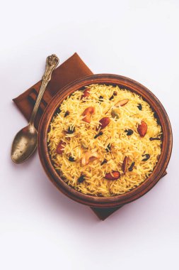 Kaşmir tatlı modur pulao şekerle pişirilmiş pirinç, safran ve kuru meyvelerle tatlandırılmış su.