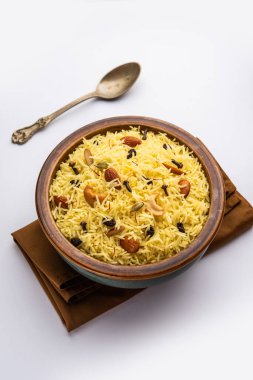 Kaşmir tatlı modur pulao şekerle pişirilmiş pirinç, safran ve kuru meyvelerle tatlandırılmış su.